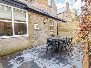 Outdoor dining - High Peaks Villa (Buxton)