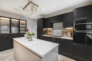 Dishwasher, cookware/dishes/utensils - High Peaks Villa (Buxton)