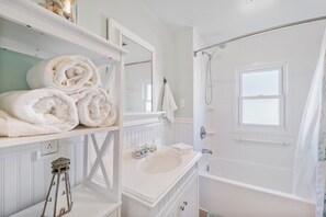 Shower, towels - The Shell Hunter by Seaside Vacations & Sales (Chincoteague Island)