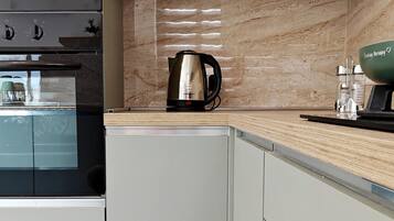 Køleskab, mikrobølgeovn, ovn, kogeplade