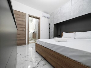 Iron/ironing board, WiFi, bed sheets - Sky Haus 2 bedroom apartment (Fgura)