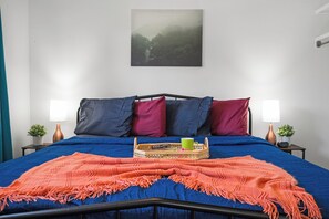 7 habitaciones, escritorio y tabla de planchar con plancha