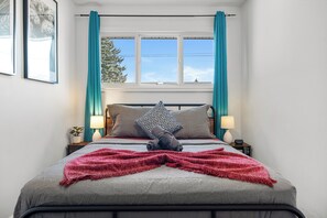 7 bedrooms, desk, iron/ironing board, travel cot - Spacious 5BR Home, 2 Suites, Sleeps 14, Pet Friendly Near Whyte Ave! (Edmonton)