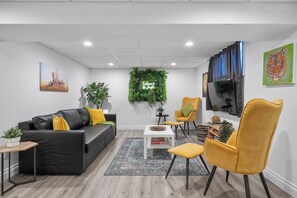 Smart TV, offices - Spacious 5BR Home, 2 Suites, Sleeps 14, Pet Friendly Near Whyte Ave! (Edmonton)