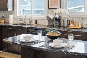 Fridge, microwave, oven, stovetop - Spacious 5BR Home, 2 Suites, Sleeps 14, Pet Friendly Near Whyte Ave! (Edmonton)