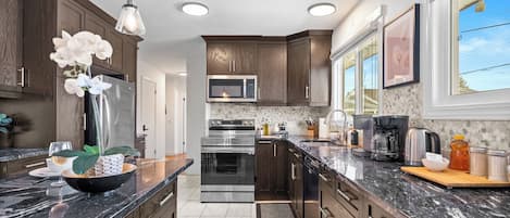 Refrigerador, microondas, horno y parrilla de estufa