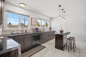 Fridge, microwave, oven, stovetop - Spacious 5BR Home, 2 Suites, Sleeps 14, Pet Friendly Near Whyte Ave! (Edmonton)