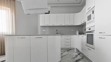 Jääkaappi, mikroaaltouuni, uuni, liesi