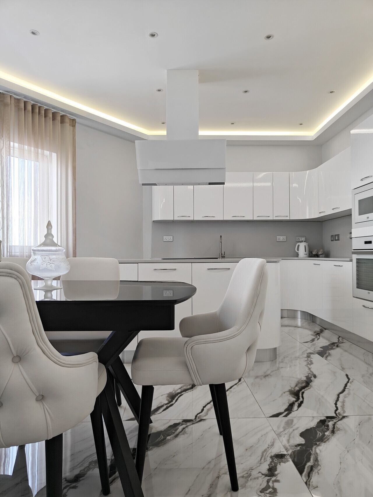 Jääkaappi, mikroaaltouuni, uuni, liesi