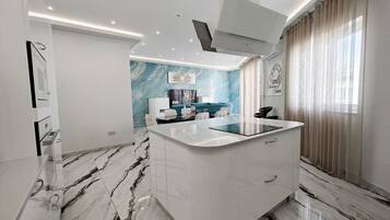 Jääkaappi, mikroaaltouuni, uuni, liesi