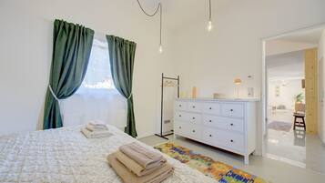 Tabla de planchar con plancha, acceso a internet y ropa de cama