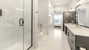 Apartment (1 Bedroom) | Bathroom | Free toiletries, hair dryer, towels, soap