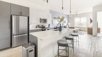 Apartment (1 Bedroom) | Private kitchen | Fridge, coffee/tea maker