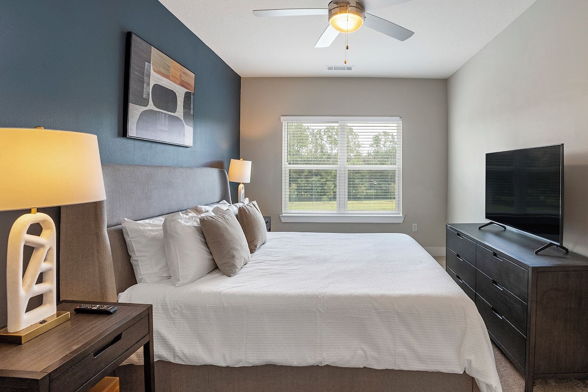 1 chambre, décor unique, ameublement unique, fer et planche à repasser