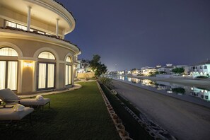 Exterior - 5BR M Private Villa Direct Beach Access (Dubai)