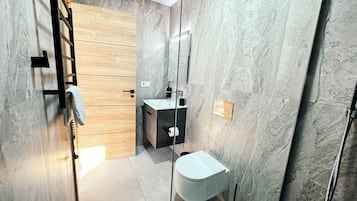 Deluxe Suite | Bathroom | Shower, slippers, towels, soap
