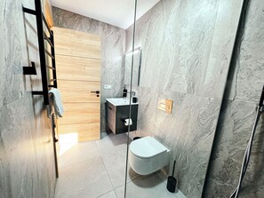 Suite – deluxe | Bad | Dusj, tøfler, håndklær og såpe