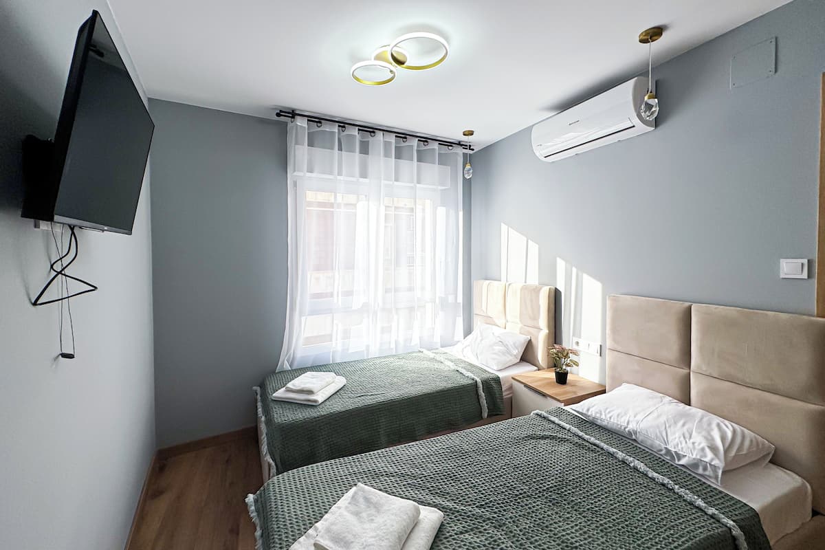 In-room safe, laptop workspace, blackout drapes, iron/ironing board