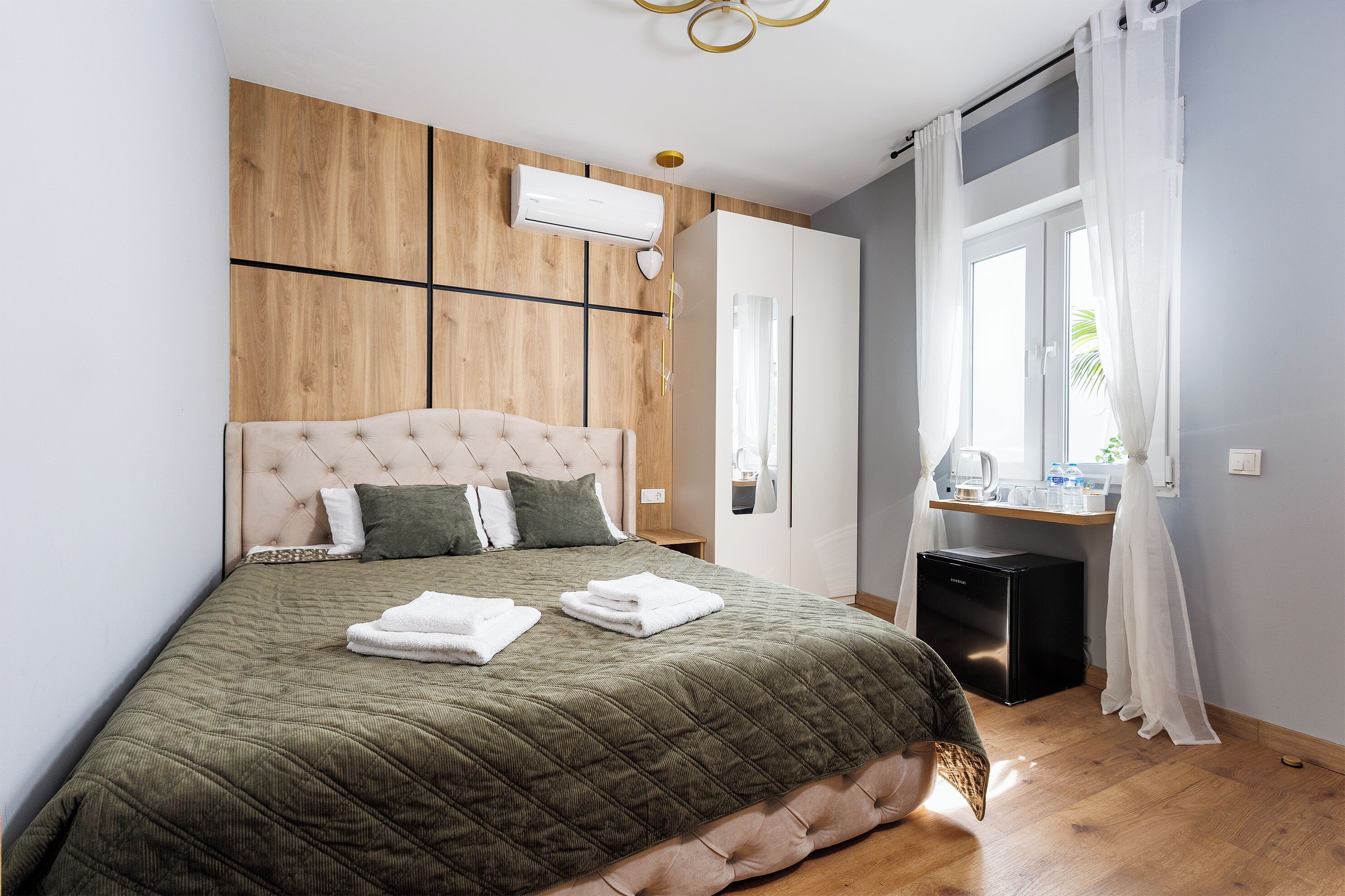 Economy kamer | Een kluis op de kamer, verduisterende gordijnen