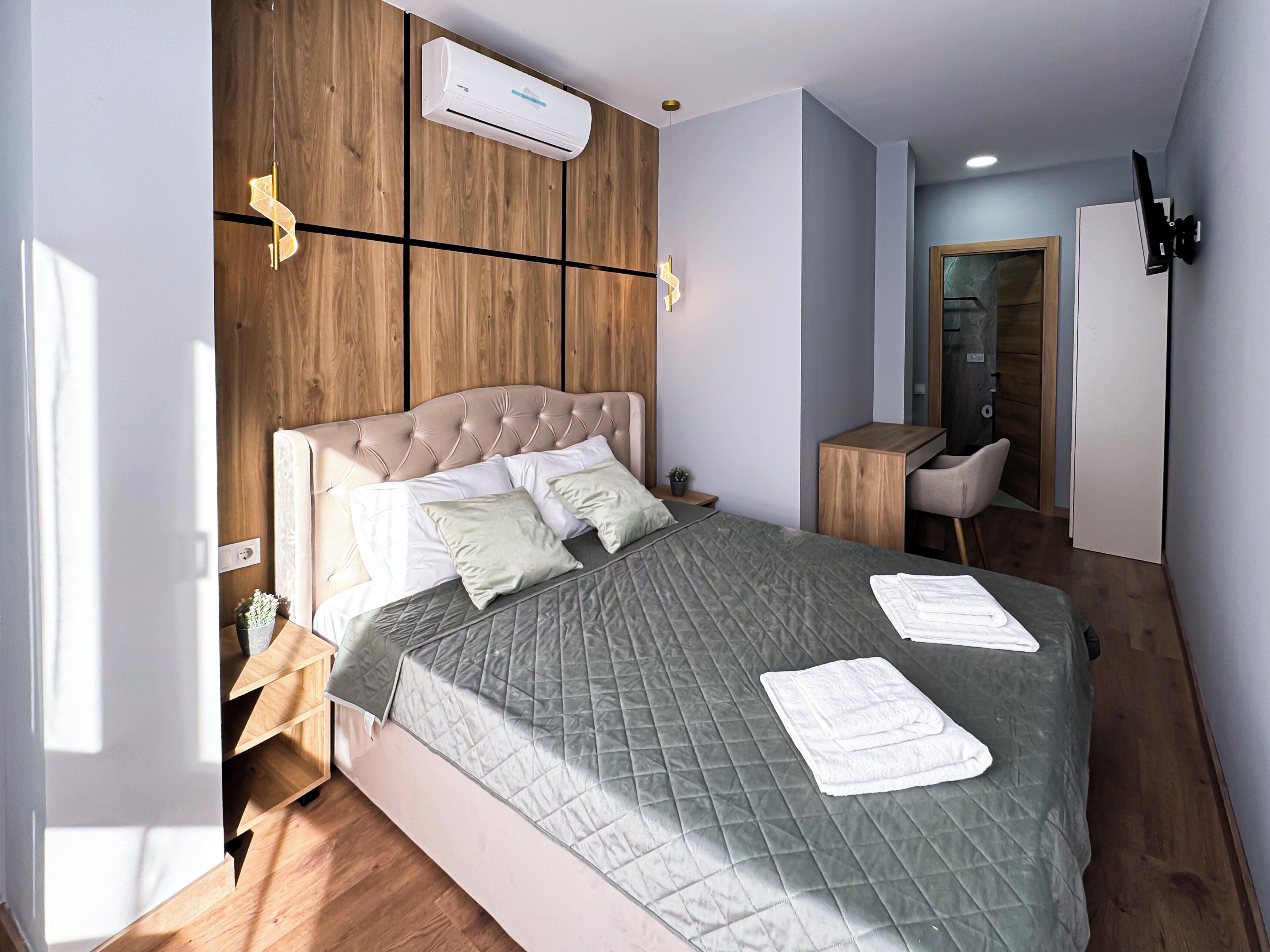 Standard-huone | Tallelokero huoneessa, pimennysverhot, silitysrauta/-lauta