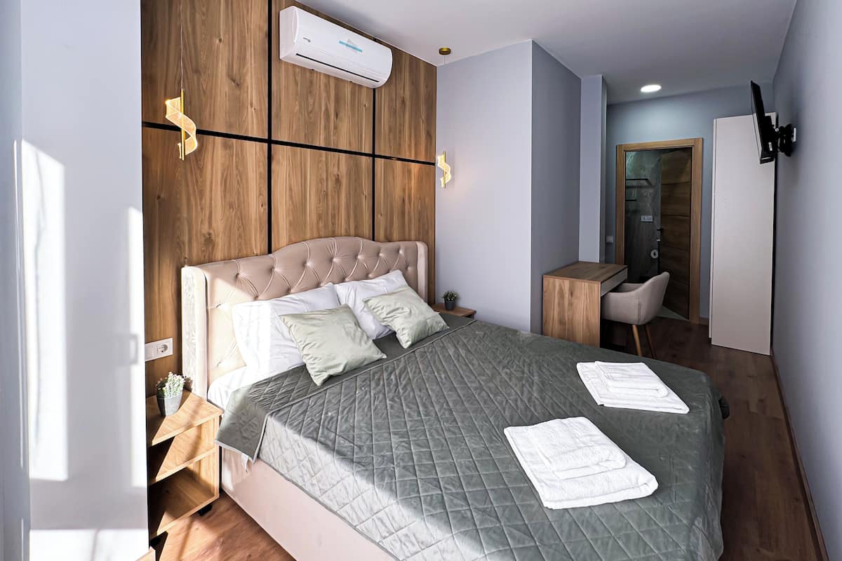 Standard-huone | Tallelokero huoneessa, pimennysverhot, silitysrauta/-lauta