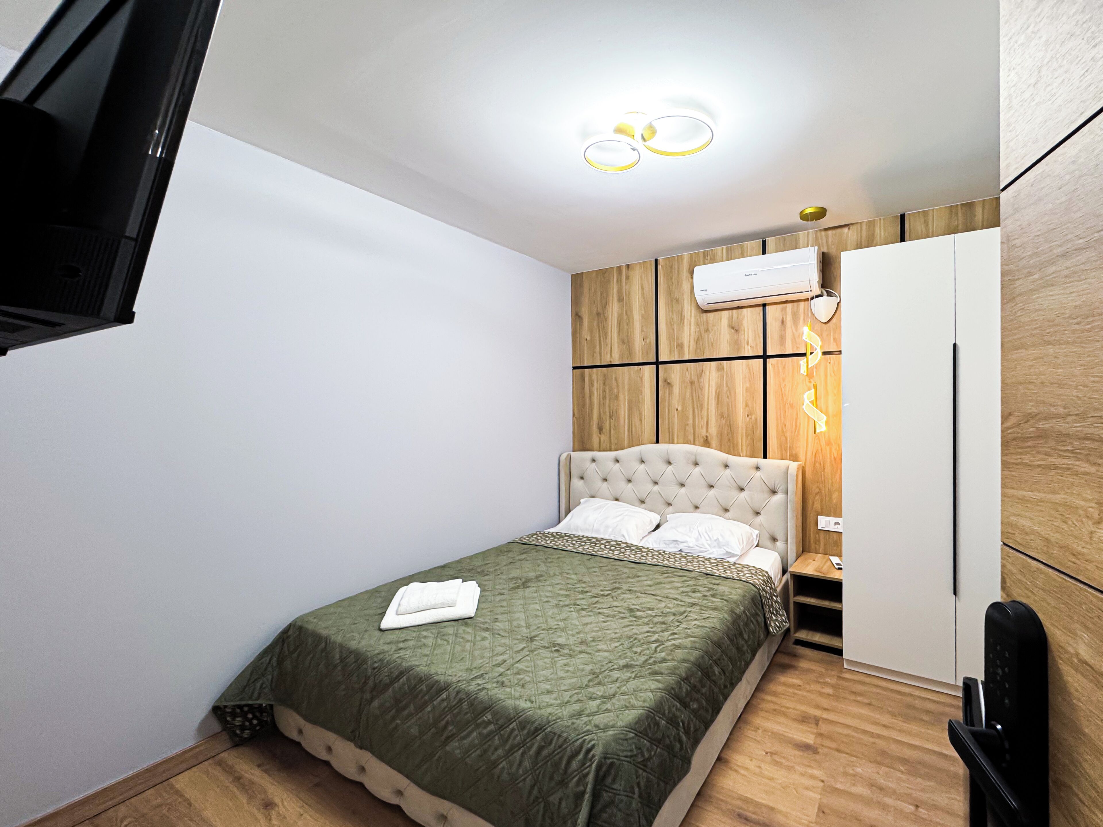 Economy-huone | Tallelokero huoneessa, pimennysverhot, silitysrauta/-lauta