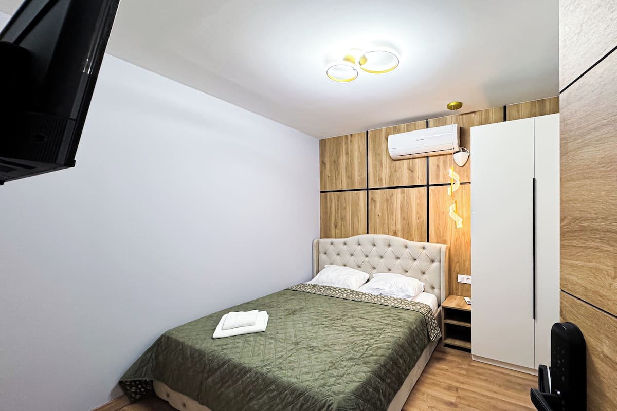 Economy-huone | Tallelokero huoneessa, pimennysverhot, silitysrauta/-lauta