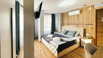 Deluxe Suite | In-room safe, laptop workspace, blackout drapes, iron/ironing board