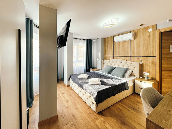 Suite – deluxe | Safe på rommet, blendingsgardiner og strykejern/-brett