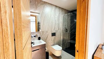 Deluxe Suite | Bathroom | Shower, slippers, towels, soap