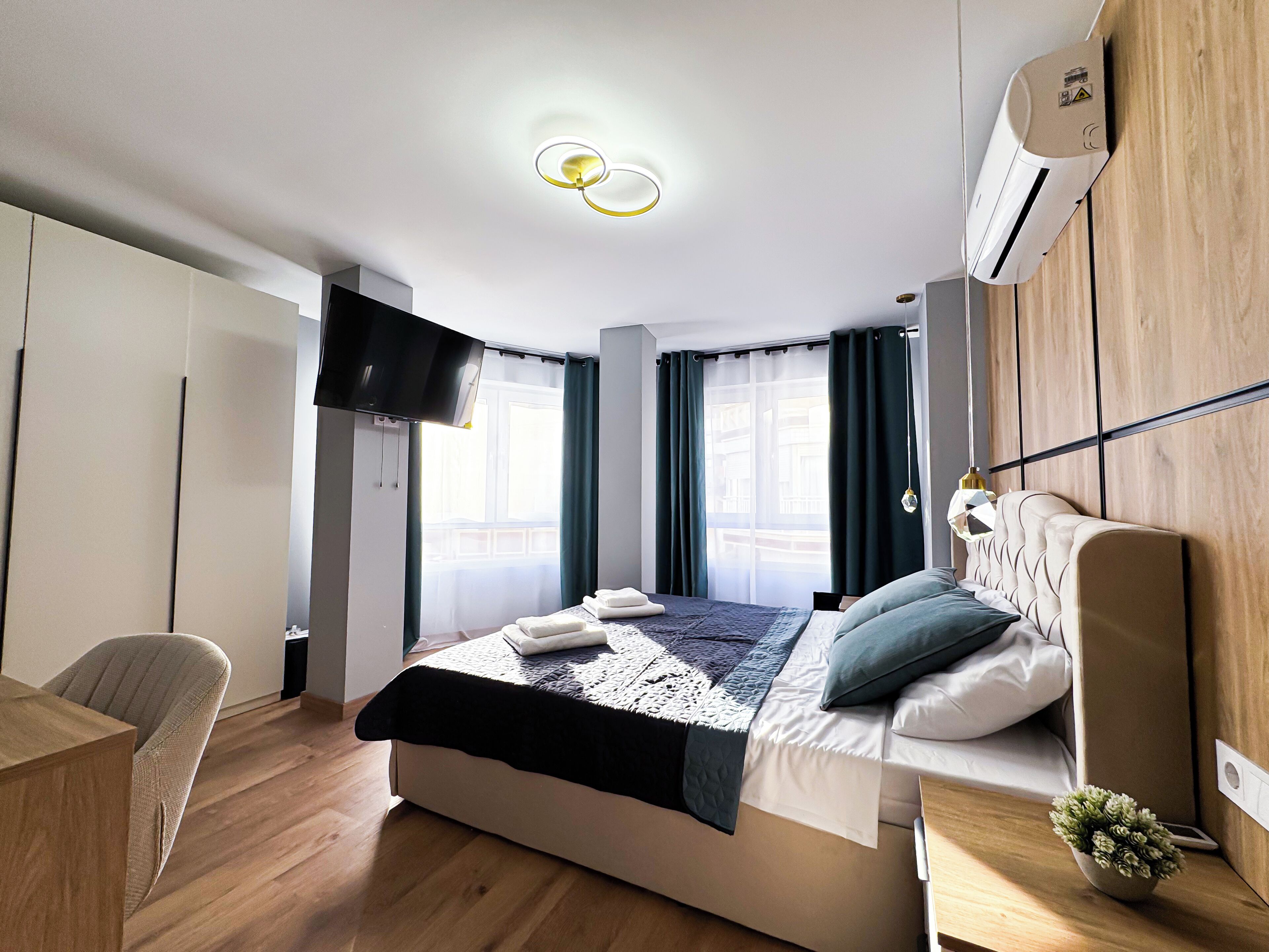 Luxe kamer | Een kluis op de kamer, verduisterende gordijnen