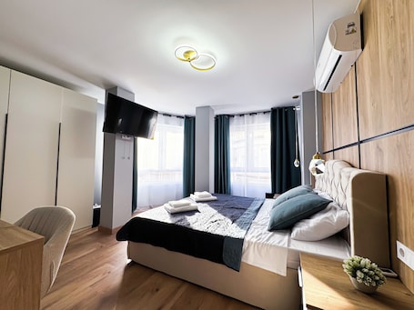 Deluxe Room | In-room safe, blackout drapes, iron/ironing board, free WiFi