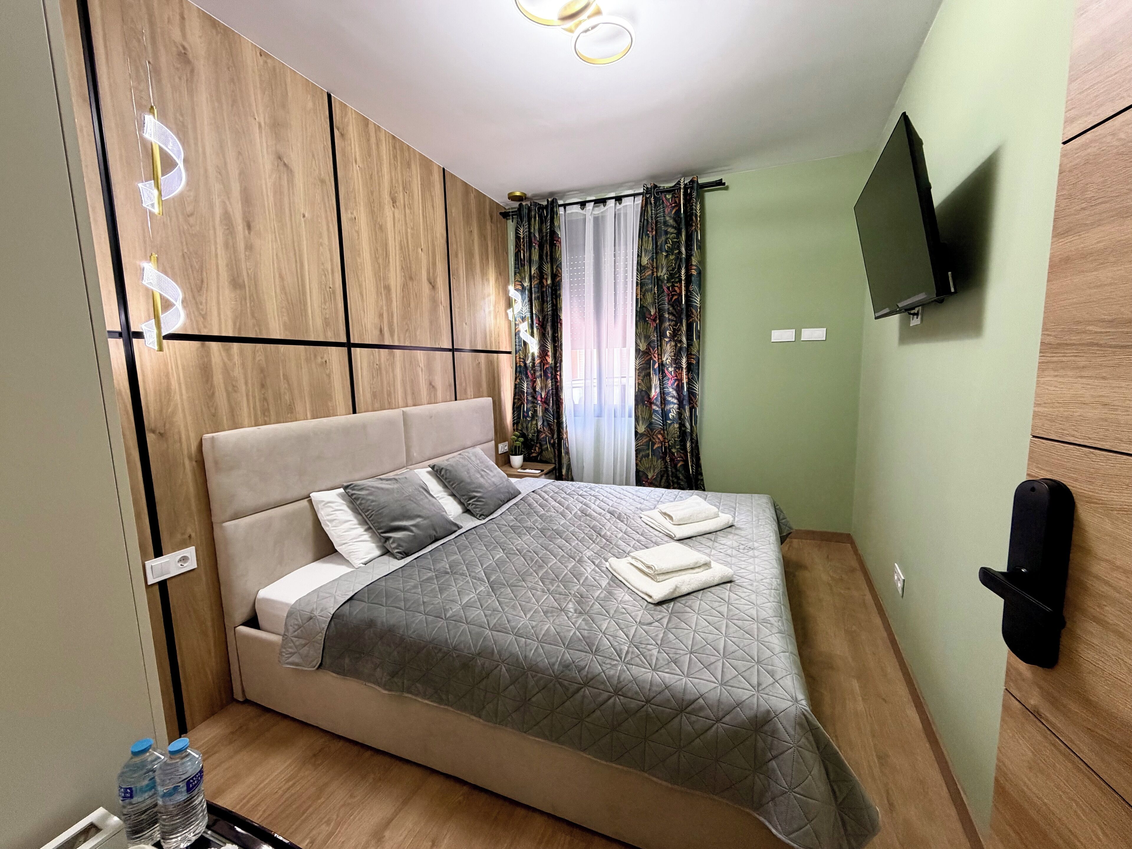 Economy-huone | Tallelokero huoneessa, pimennysverhot, silitysrauta/-lauta