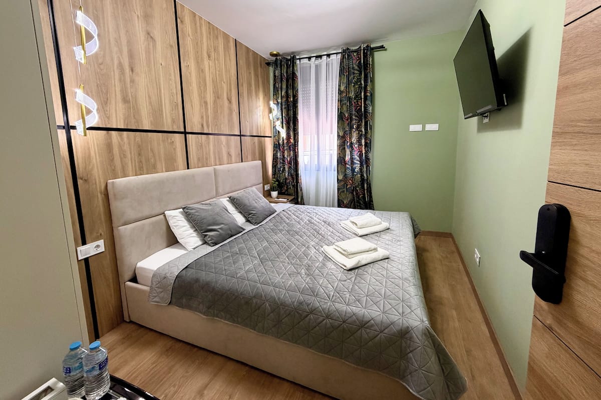 Economy-huone | Tallelokero huoneessa, pimennysverhot, silitysrauta/-lauta