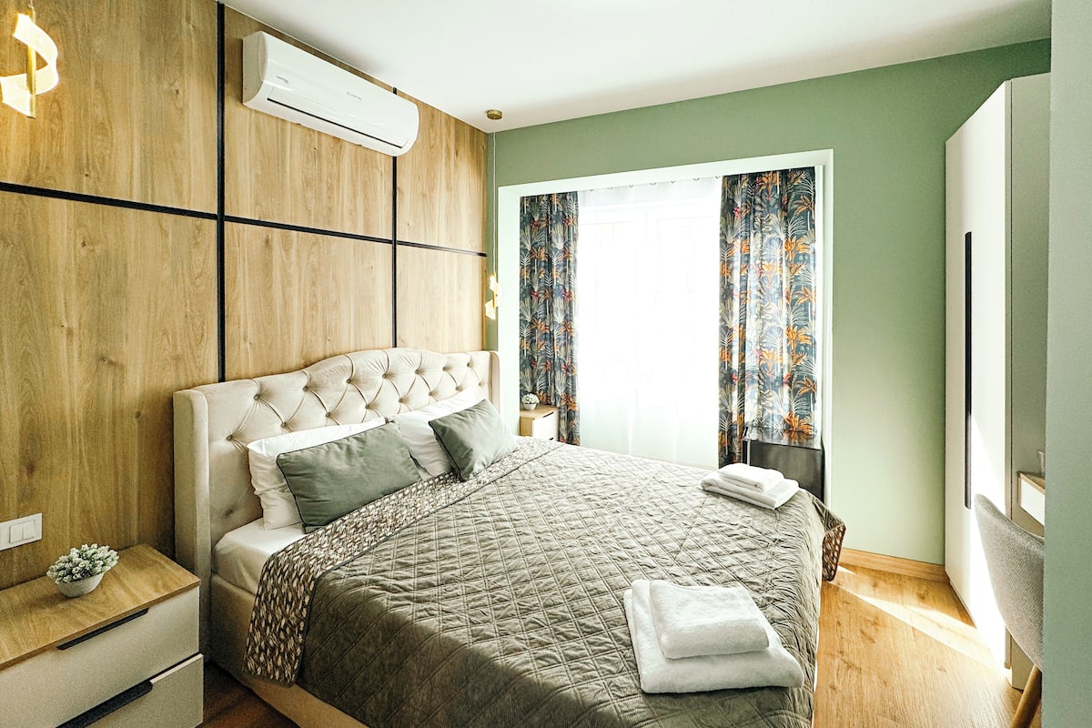 خزنة داخل الغرفة ومساحة عمل للكمبيوتر المحمول وستائر تعتيم ومكواة/لوح كي