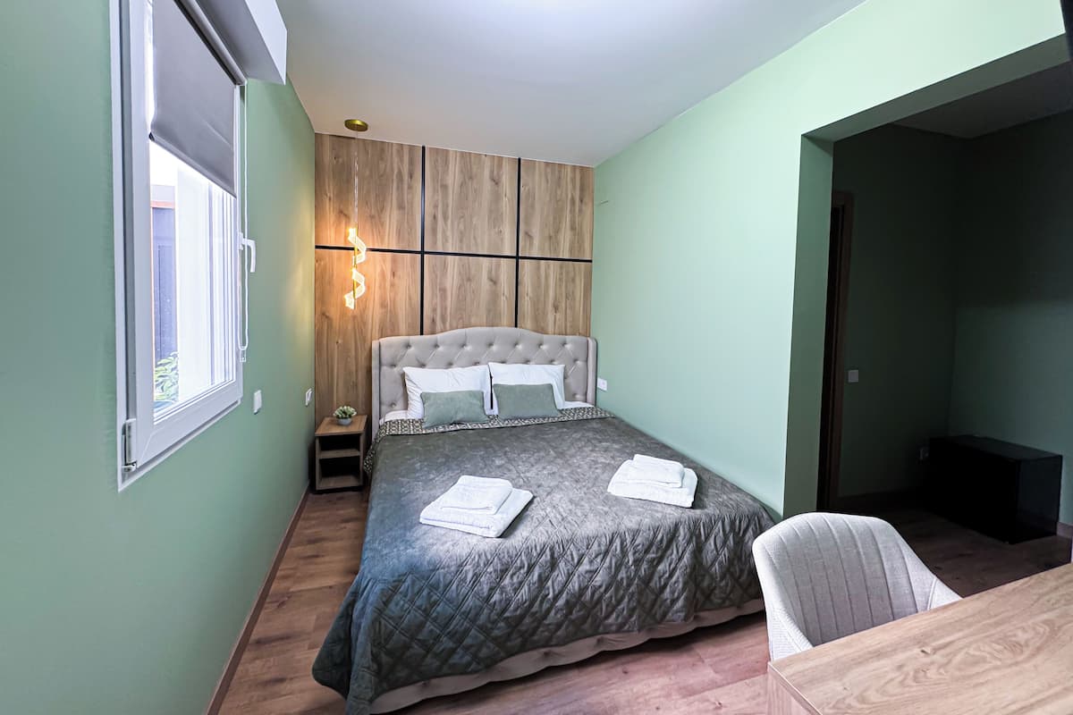 Standard-huone | Tallelokero huoneessa, pimennysverhot, silitysrauta/-lauta