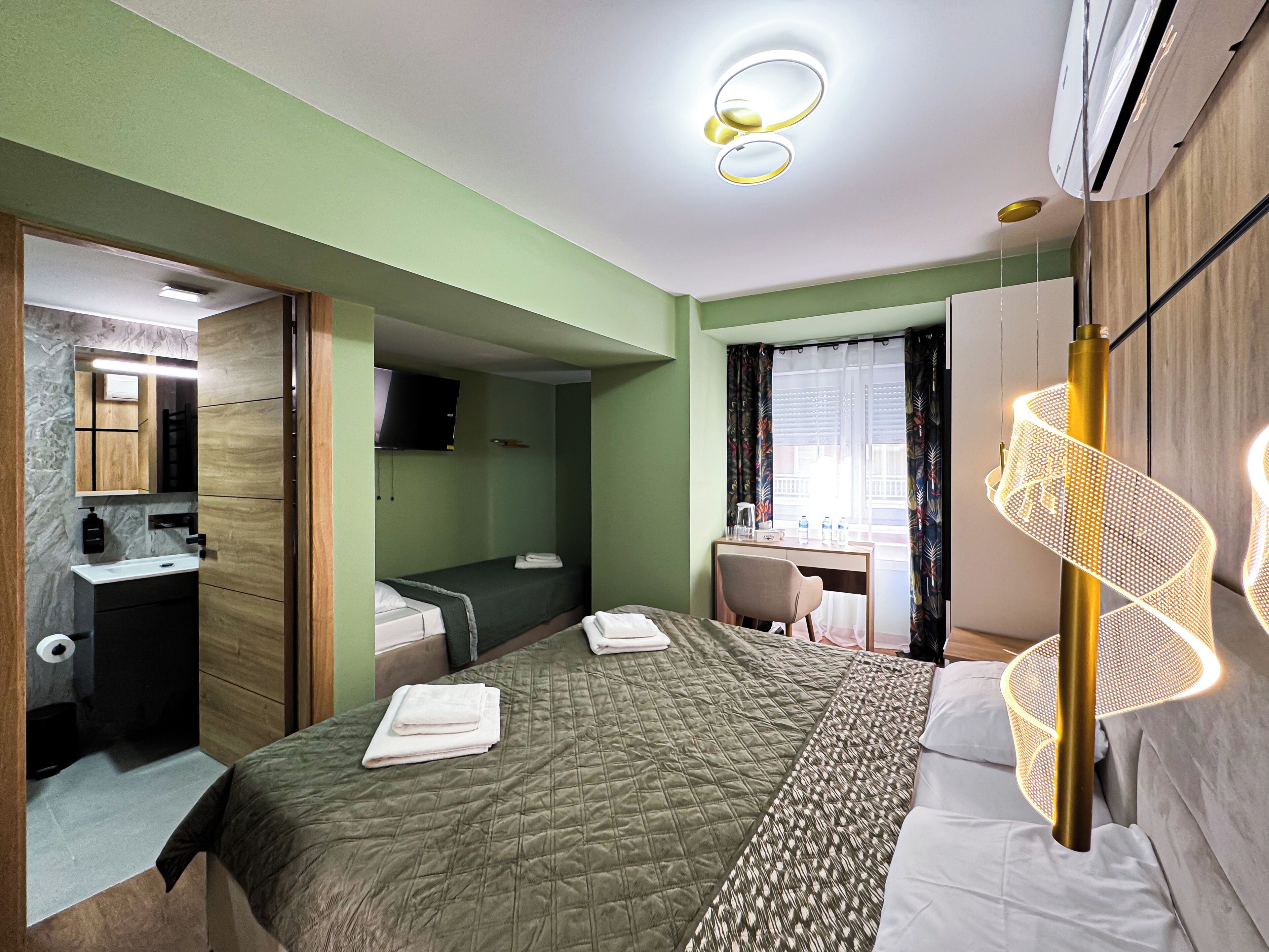 Kolmen hengen standard-huone | Tallelokero huoneessa, pimennysverhot, silitysrauta/-lauta