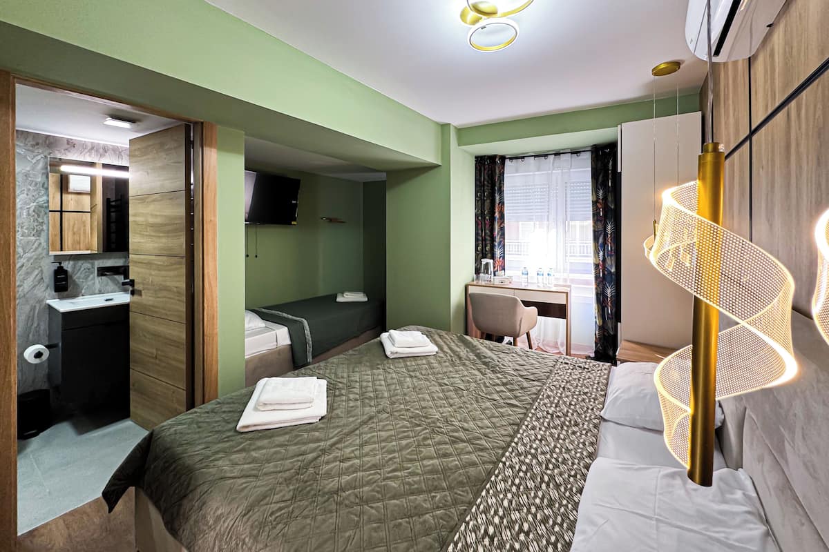 Kolmen hengen standard-huone | Tallelokero huoneessa, pimennysverhot, silitysrauta/-lauta