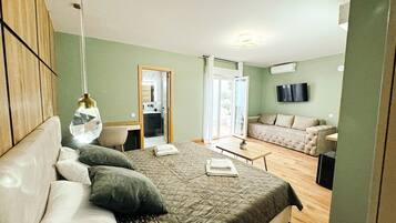 Deluxe Suite | In-room safe, laptop workspace, blackout drapes, iron/ironing board