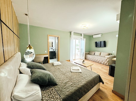 Deluxe Suite | In-room safe, laptop workspace, blackout drapes, iron/ironing board