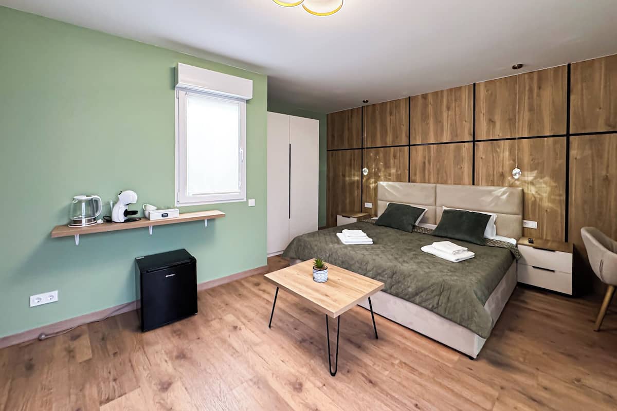 Luksushuone | Tallelokero huoneessa, pimennysverhot, silitysrauta/-lauta