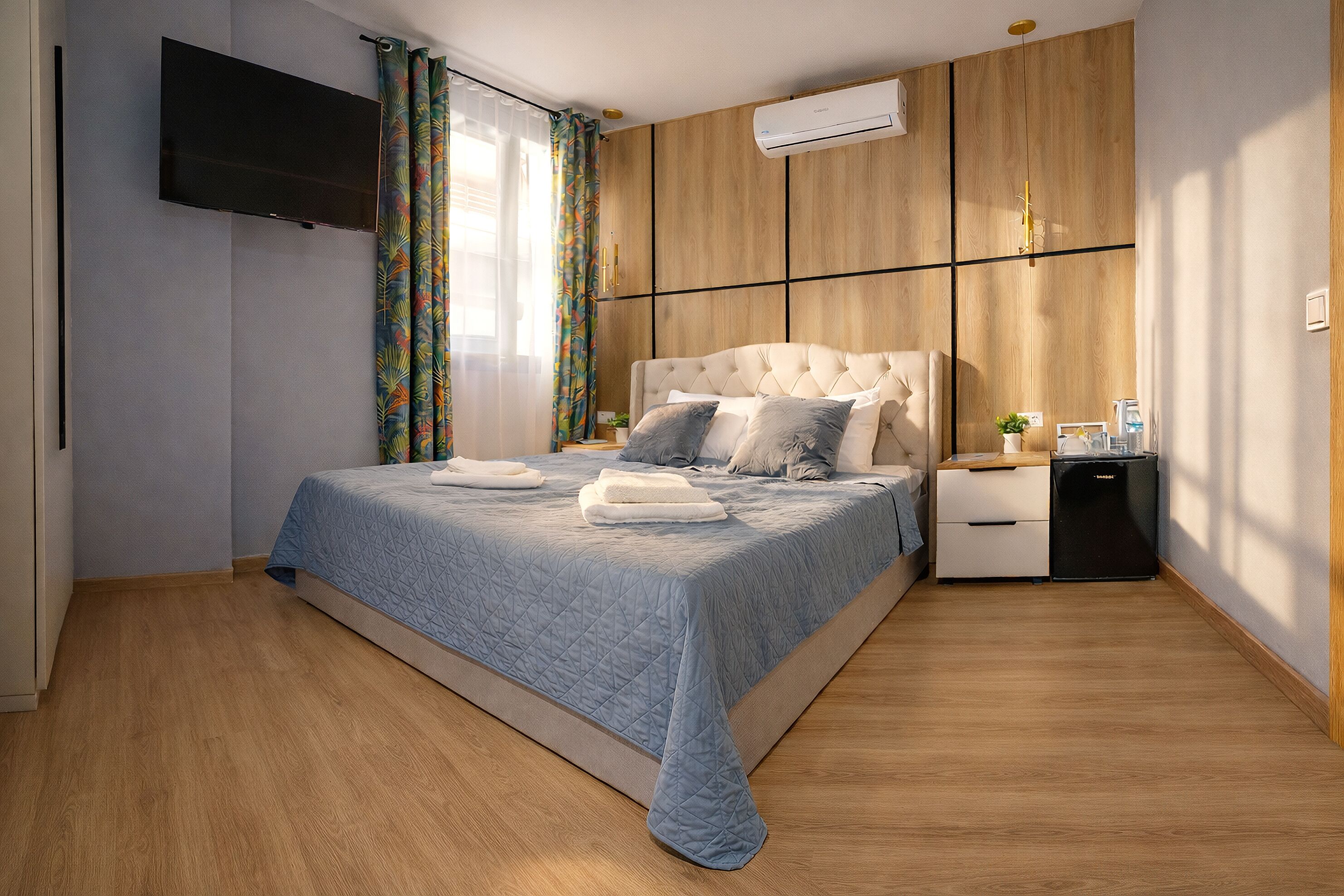 Eenvoudige kamer, toegankelijk voor rolstoelgebruikers | Een kluis op de kamer, verduisterende gordijnen