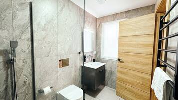 Habitación Confort doble, vistas a la ciudad | Baño | Ducha, zapatillas, toallas y jabón