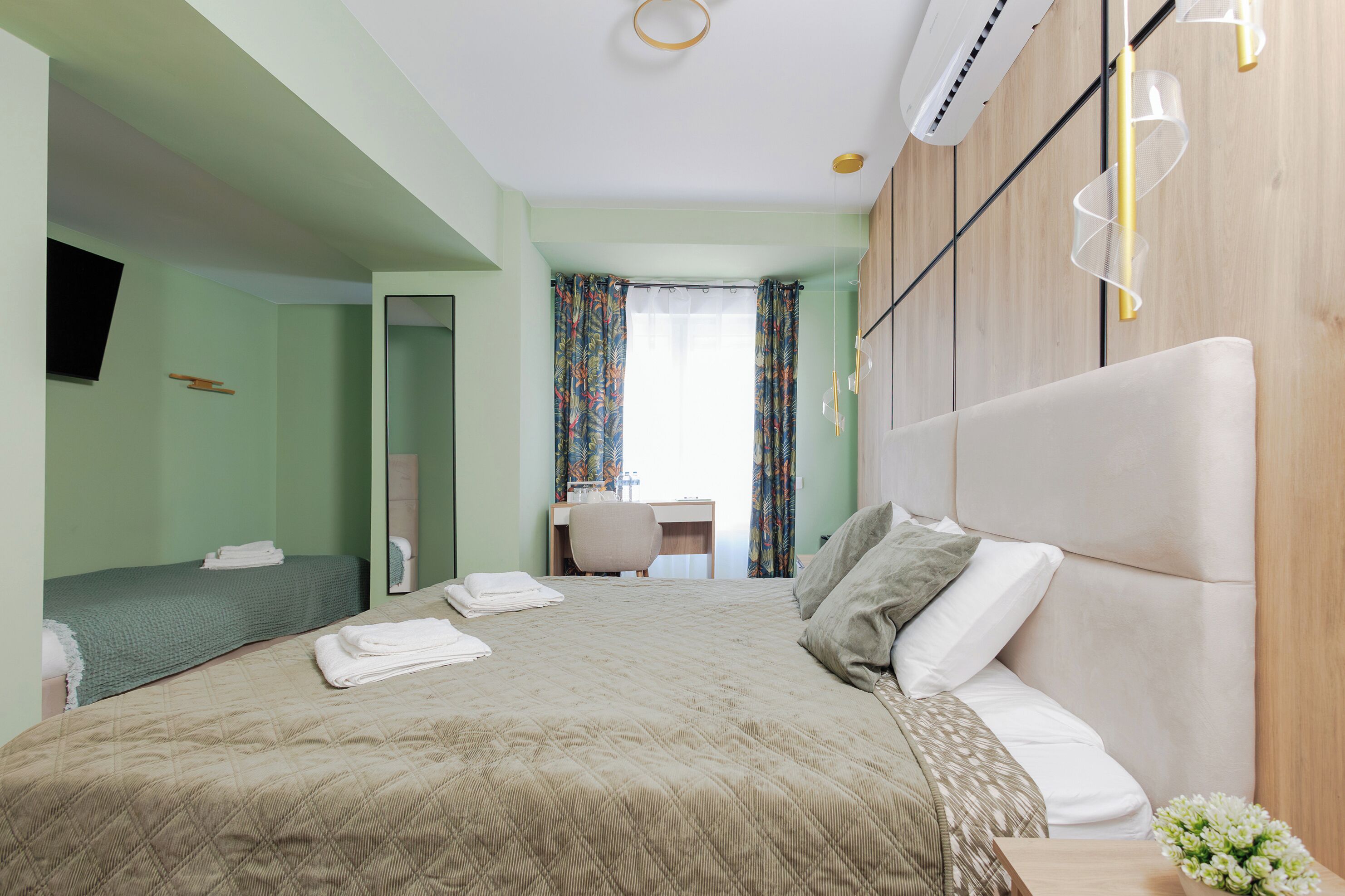 Standaard driepersoonskamer | Een kluis op de kamer, verduisterende gordijnen