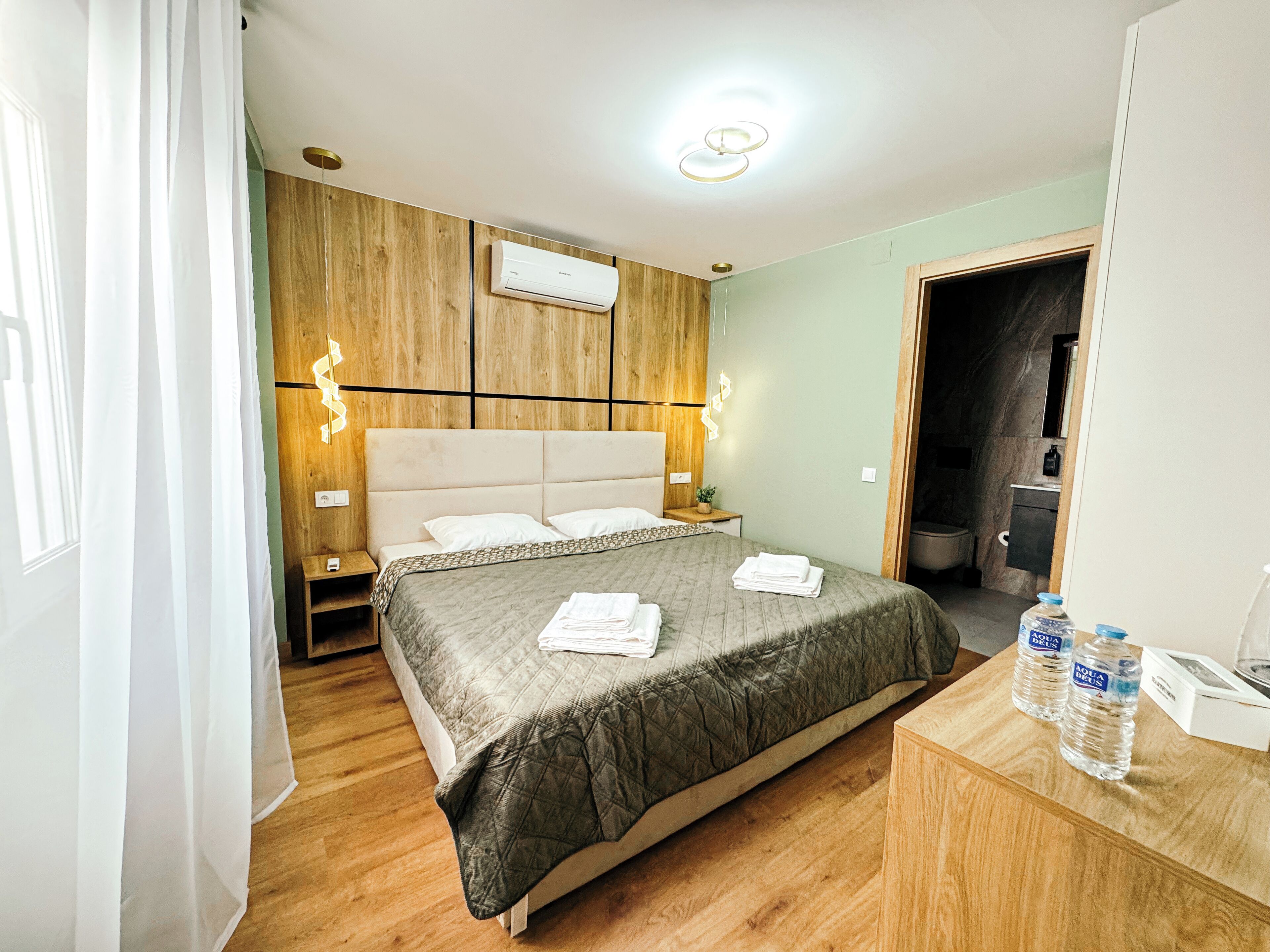 Standard-huone | Tallelokero huoneessa, pimennysverhot, silitysrauta/-lauta