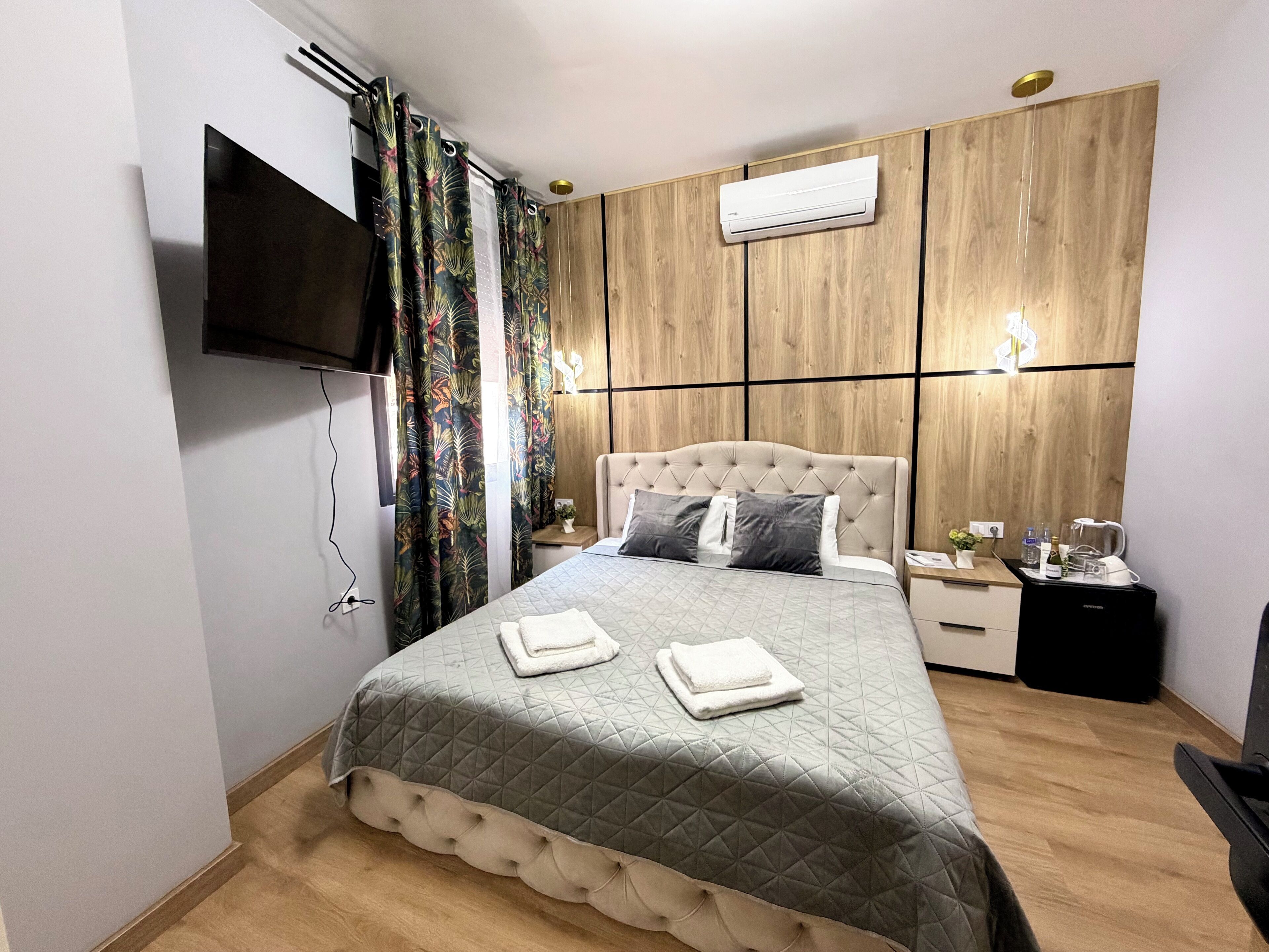 Economy-huone | Tallelokero huoneessa, pimennysverhot, silitysrauta/-lauta