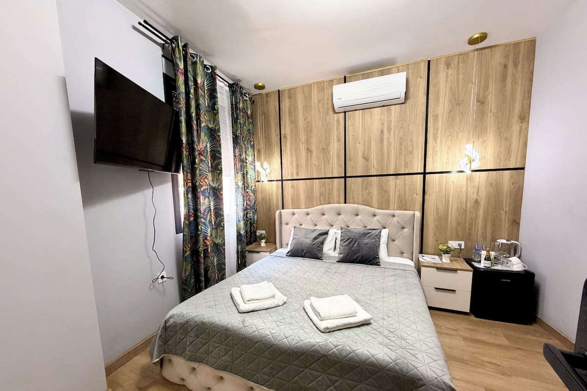 Economy-huone | Tallelokero huoneessa, pimennysverhot, silitysrauta/-lauta