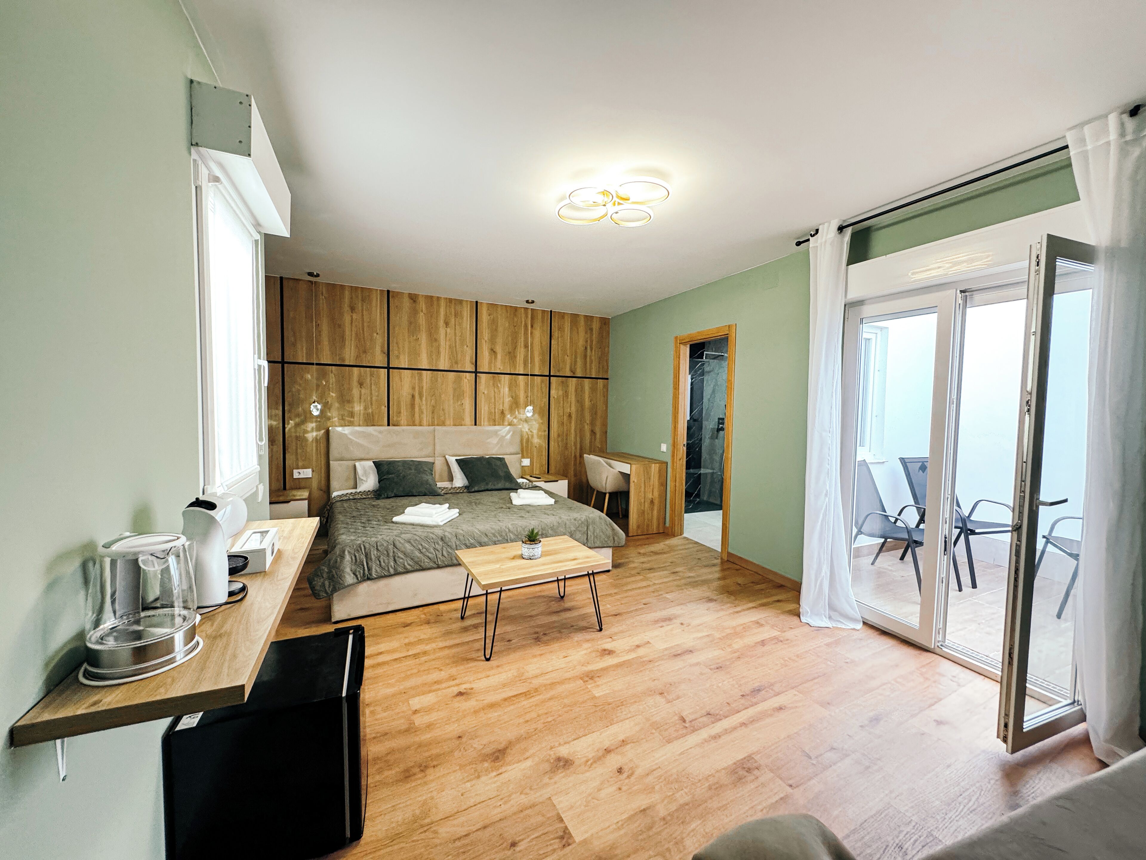 Luxury Suite | In-room safe, blackout drapes, iron/ironing board, free WiFi