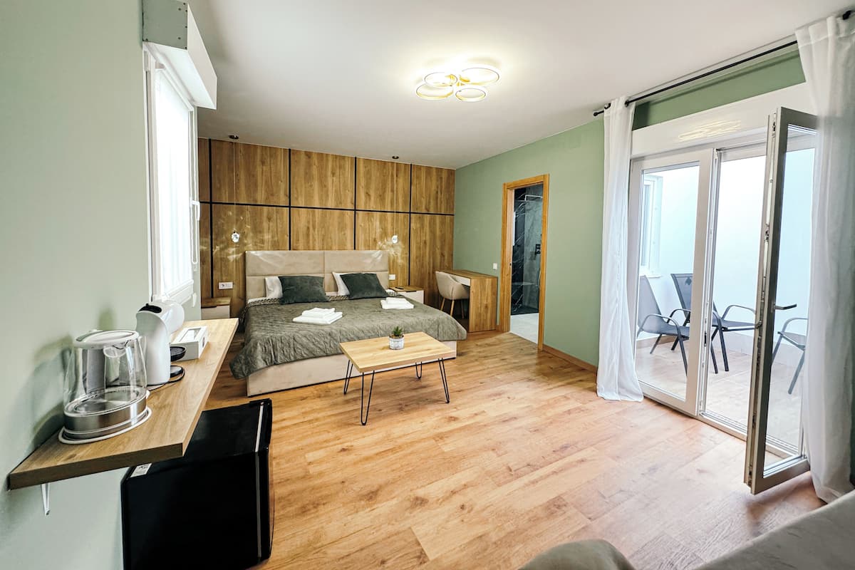 デラックス スイート | セーフティボックス (室内)、ノートパソコン用作業スペース、遮光カーテン、アイロン / アイロン台