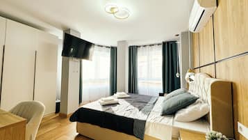 Deluxe Suite | In-room safe, laptop workspace, blackout drapes, iron/ironing board